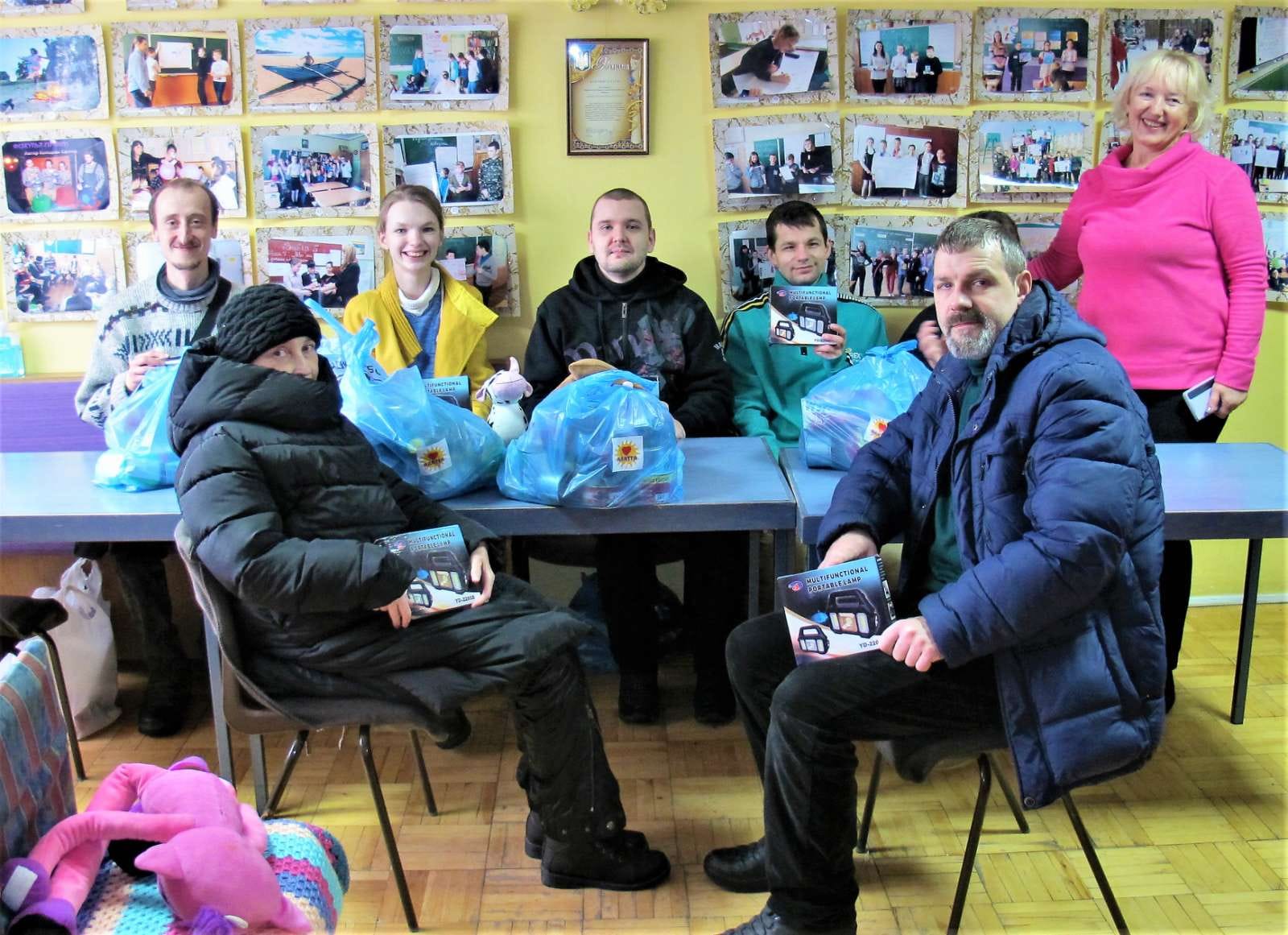 Dankbare Oekraïners met hun LED-lampen, gedoneerd door de Lionsclub Maarn-Maarsbergen. Rechts boven Victoria Filatova